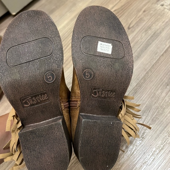 Camel color suede ankle boots with fringe - Picture 3 of 3